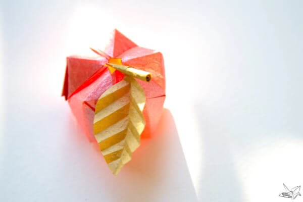 Origami Apple - Beginner Origami * Moms and Crafters