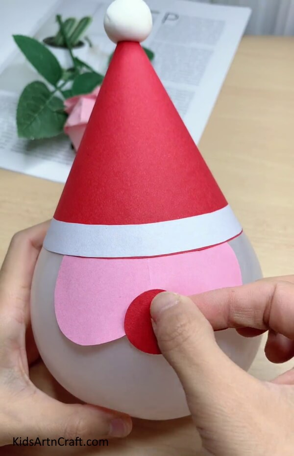 Making Nose - Here's how to make a Balloon Santa Clause step-by-step