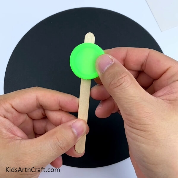 A creative project of constructing a toy bow with Popsicle sticks